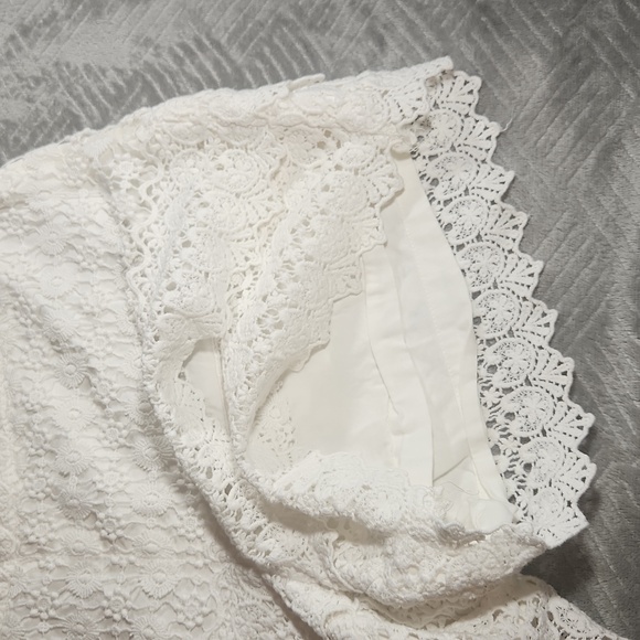 Loft Ann Taylor, White tiered scallop, layer mini Lace Shorts with side zipper - Picture 3 of 7